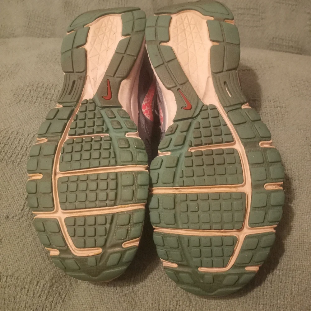 Nike - Picture 3 of 3